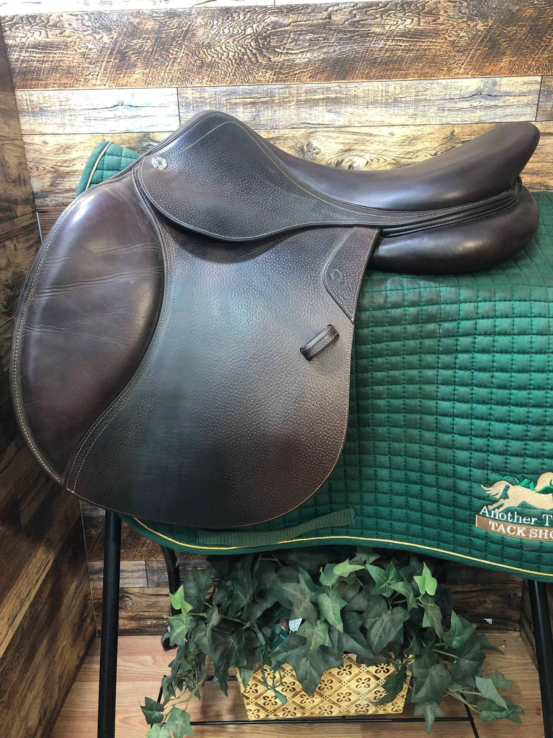 17.5" CWD SE03 2020 Close Contact Saddle