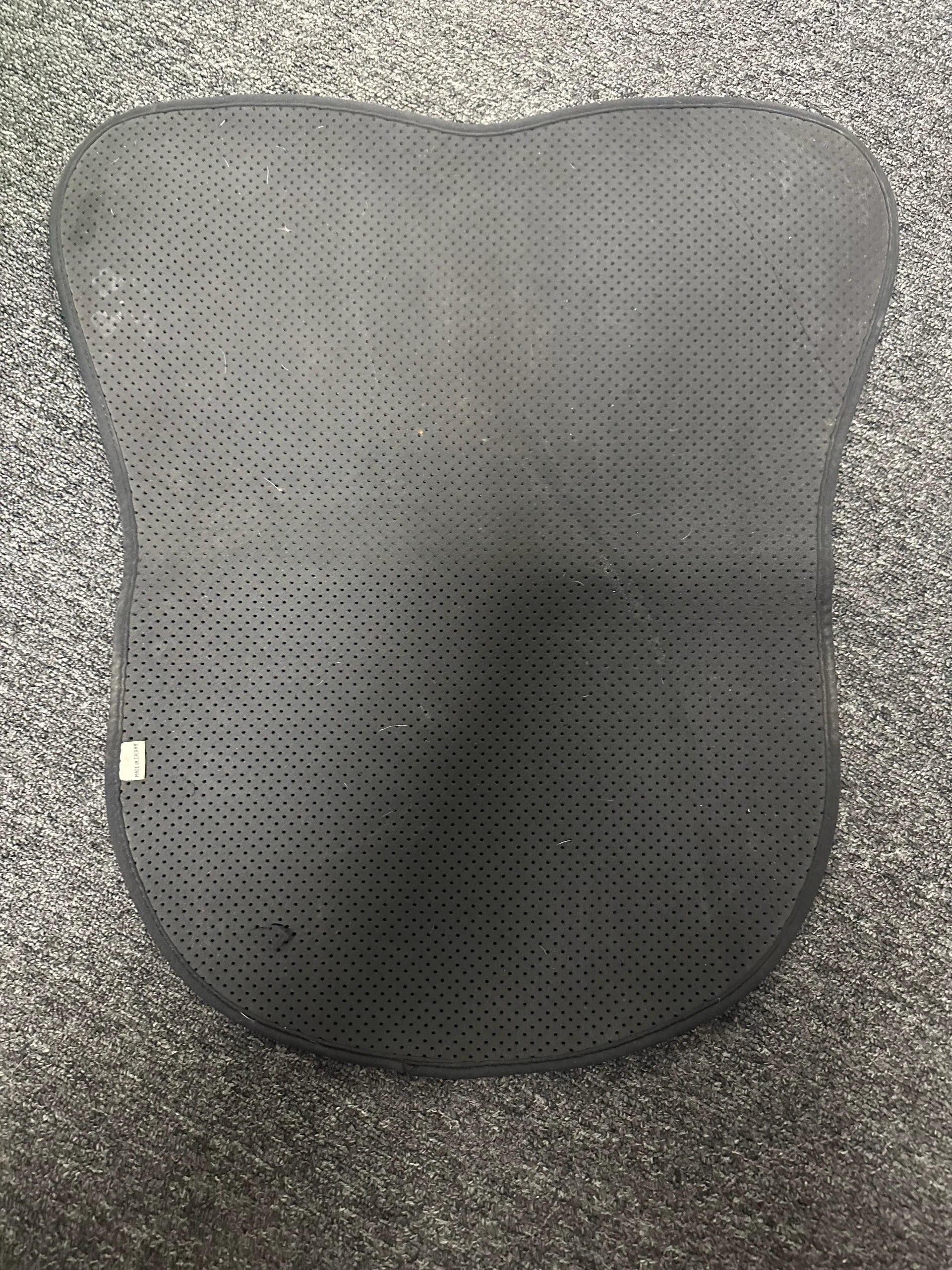 Anti slip thin black English saddle pad