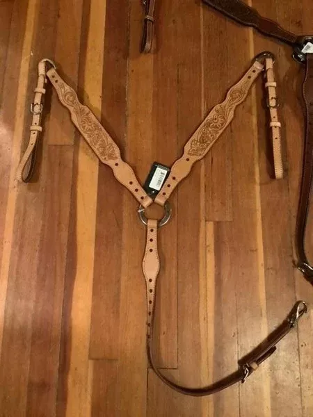 COUNTRY LEGEND BUCKSTITCH AND FLOWER BREASTCOLLAR