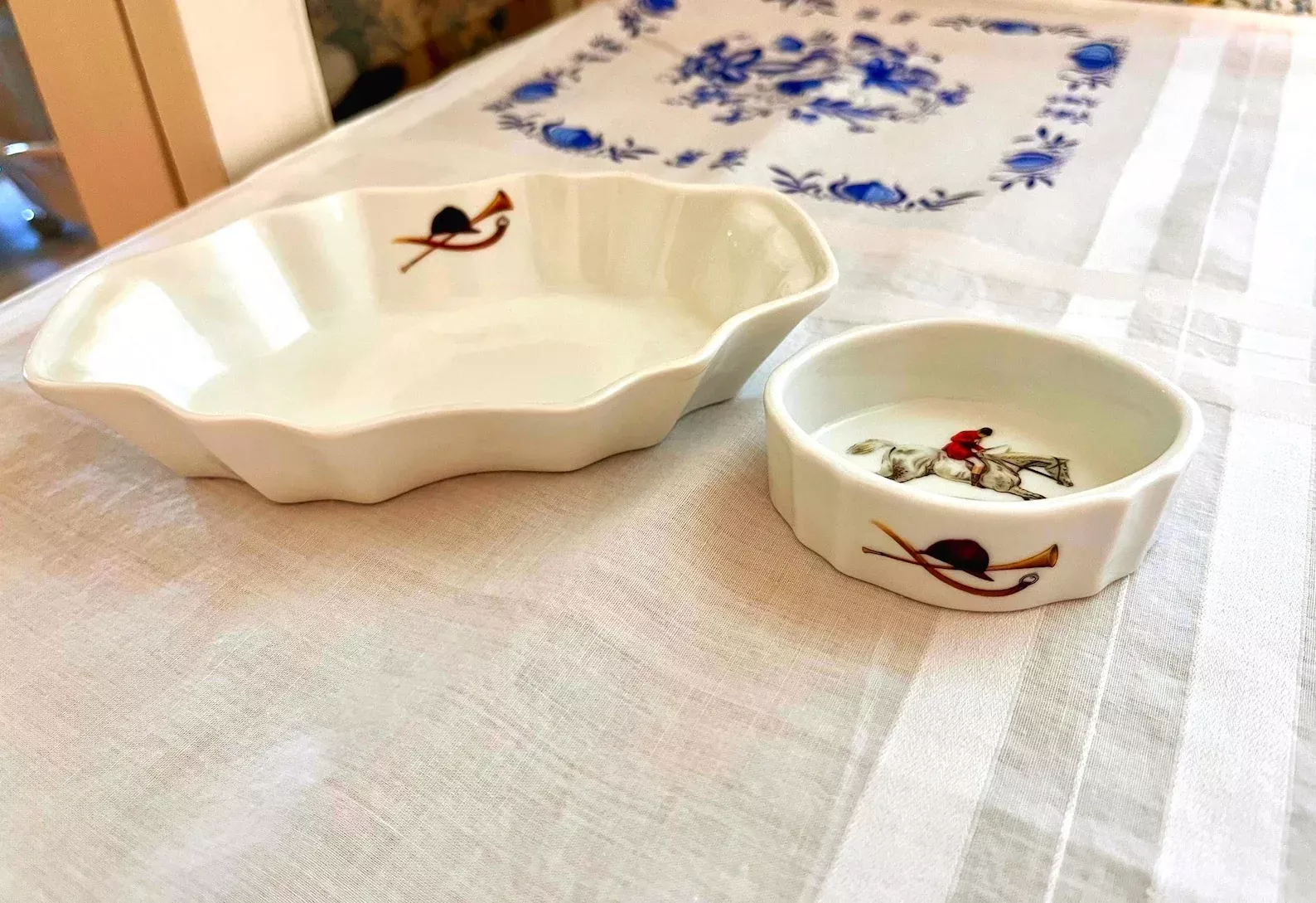 The Huntsman Porcelain Dresserware, Set of 2