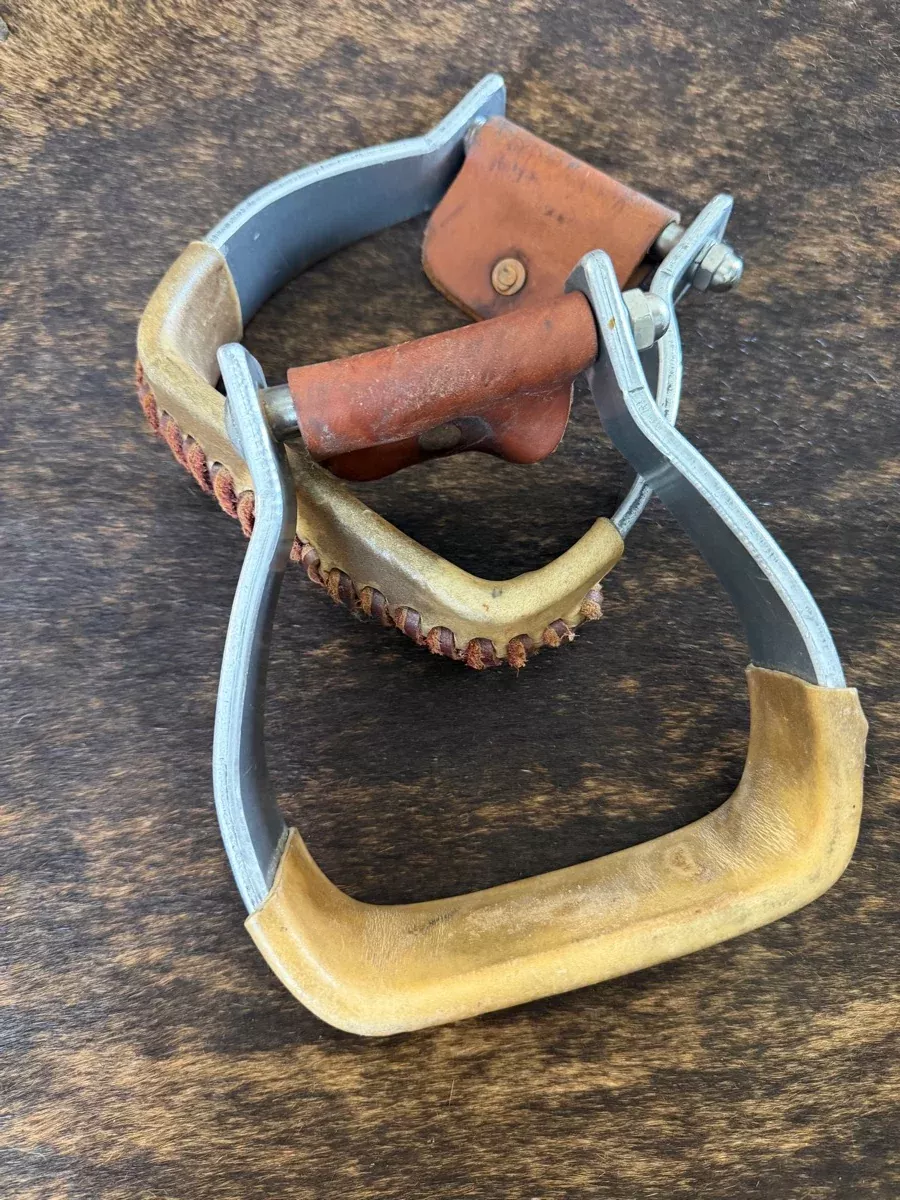 SA Walls USA Flat Bottom Roo Hide Stirrups STR1122