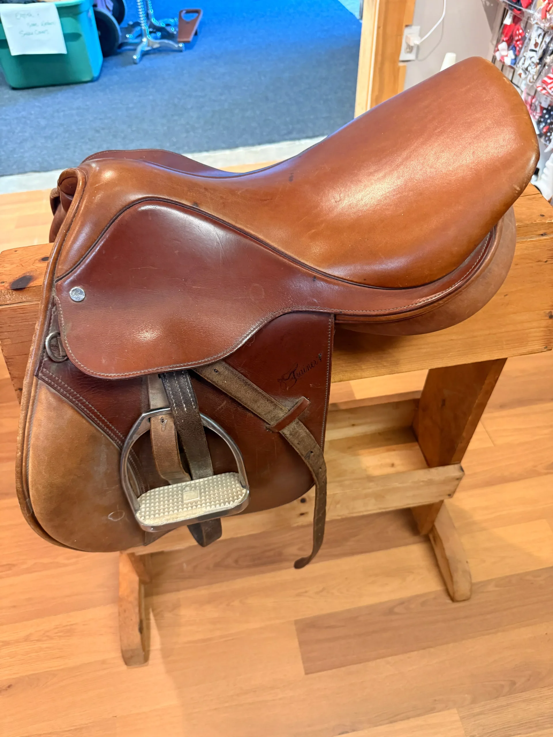 Saddle - English H/J 16.5" Trainer close contact